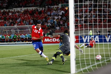 Esteban Paredes cumple 37 años de edad. En su carrera profesional ha jugado en Santiago Morning, Puerto Montt, Pachuca Junior de México, Cobreloa, Colo Colo, Atlante y Querétaro de Mexico. En la selección chilena participa regularmente desde 2006.