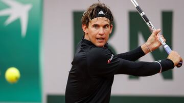 Dominic Thiem devuelve una bola durante su partido ante Jack Sock en Roland Garros 2020.