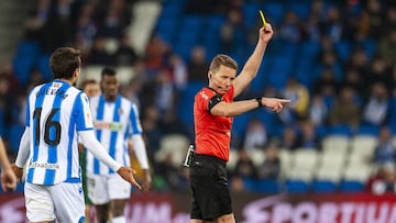Ver una tarjeta amarilla o roja puede llegar a acarrear multas a los futbolistas.