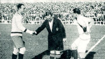 Prince Cox, tan ceremonioso, da la mano a Zamora, mientras el capitán francés, Paul Nicolas, espera su turno en el saludo.