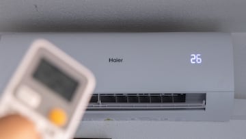 Una persona enciende un aire acondicionado, a 4 de agosto de 2025, en Madrid (España). Según la Agencia Internacional de la Energía, hasta el 20% de los hogares europeos ya dispone de AC (frente al 90% de EE.UU.), pero se prevé que la cifra crezca rápidamente. Las olas de calor prolongadas (con temperaturas de 39 °C en París o más de 40 °C en regiones españolas) han provocado picos de demanda eléctrica, llegando a interrumpir el suministro en zonas de España, Portugal y Francia. Esto pone en primer plano el reto de un suministro renovable, redes eléctricas robustas y aparatos mucho más eficientes.
04 AGOSTO 2025
Eduardo Parra / Europa Press
04/08/2025