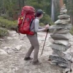 Invitan a los senderistas a derribar montículos de piedras