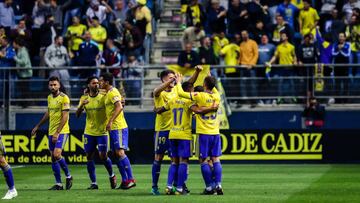 Los jugadores del Cádiz celebran el gol ante el Málaga.