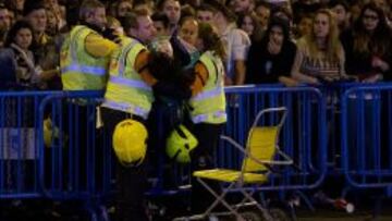 Los servicios médicos atienden a un aficionado en Cibeles.