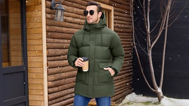 El abrigo largo para hombre que corta el viento, repele el agua y protege con su capucha térmica 