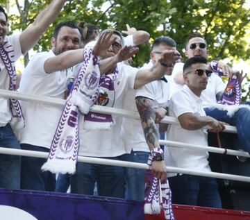 Los jugadores en autobús por las calles de Valladolid.