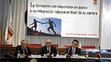 <b>TRABAJO Y DEPORTE.</B> Echevarria, presidente del COE, en la clausura.