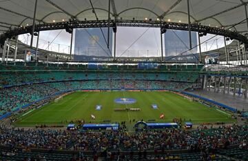 Formación de los equipos en el estadio Arena Fonte Nova.