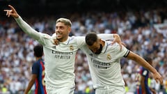 El delantero del Real Madrid Fede Valverde (i) celebra con su compañero Karim Benzema (d) tras marcar el 2-0 durante el partido de la novena jornada de Liga que Real Madrid y FC Barcelona disputan este domingo en el estadio Santiago Bernabéu de Madrid.