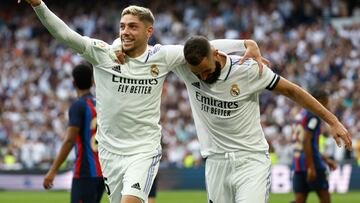 El delantero del Real Madrid Fede Valverde (i) celebra con su compañero Karim Benzema (d) tras marcar el 2-0 durante el partido de la novena jornada de Liga que Real Madrid y FC Barcelona disputan este domingo en el estadio Santiago Bernabéu de Madrid.