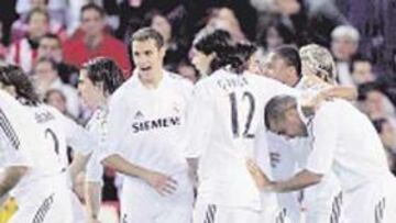 <b>¡ASÍ SE CELEBRA UN GOL! </b>Tras adelantar Ronaldo al Madrid al transformar el penalti a Raúl, los blancos celebraron el gol a la vieja usanza. Con un piña colectiva de todo el equipo. Así, sí.