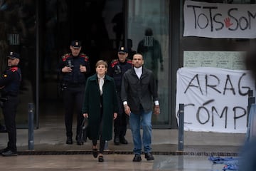 Dani Alves, a su salida de prisión, acompañado de su abogada, Inés Guardiola.