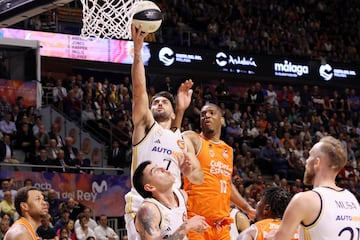 Facundo Campazzo rompe la defensa del Valencia Basket.