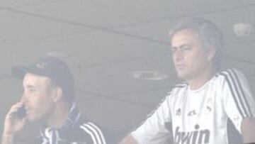 <b>CON SU EQUIPO A VER AL CASTILLA. </b>Mourinho vio ayer el debut del Castilla en Valdebebas junto a su equipo de colaboradores (Karanka, Rui Faría y Chendo). Vio el partido en un palco junto a Bruno, un popular aficionado. "Está implicado al cien por cien, con mil ojos. Es un gran profesional. Si el entrenamiento es a las seis, él y su equipo llegan a las once. Trabaja más de ocho horas al día...", dice Eladio.