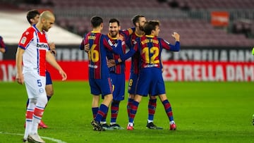 Messi celebra con Pedri y Riqui el 4-1.