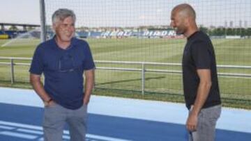 JUNTOS DESPUÉS DE 12 AÑOS... Ancelotti y Zizou conversaron largo y tendido ayer en Valdebebas. Hoy vuelven a trabajar juntos después de que los dos coincidieran (como técnico y jugador) tres años en la Juve, de 1999 a 2001 (sólo ganaron la Intertoto). Ahora quieren hacer historia juntos.