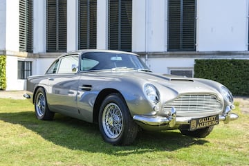 En 1965 el actor inglés vuelve a encarnar al famoso espiía británico a los mandos de nuevo del DB5. El original contaba con 282 CV, los cuales le permiten alcanzar los 233 km/h.