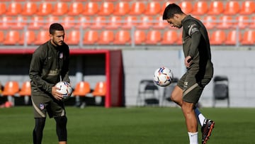 Koke y Luis Suárez, del Atlético, en el entrenamiento de hoy.