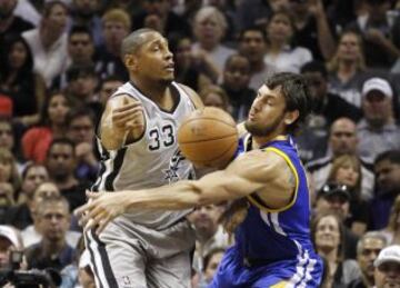 Spurs 129 - Warriors 127 (1-0). Boris Diaw intenta el pase ante el jugador de los Golden State Warriors, Andrew Bogut.