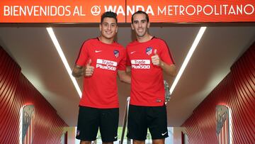 Giménez y Godín posan juntos en el túnel de vestuarios del Estadio Metropolitano