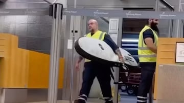 Trabajador de aeropuerto con tablas de surf