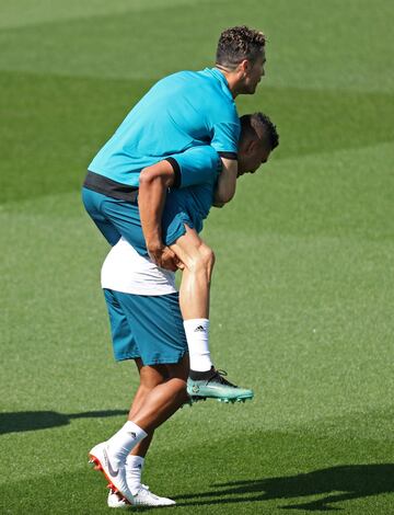 Cristiano Ronaldo a hombros de Casemiro. 