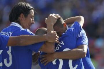 Los futbolistas azules celebran la apertura de la cuenta.