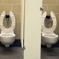 Después de completar la química, revela inmediatamente a un farmacéutico que se ha detenido en el baño público