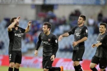 El delantero del Levante Víctor Casadesús celebra su gol con sus compañeros