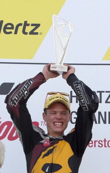 Esteve Rabat sostiene el trofeo en el podio después de ganar la carrera de Moto2, en el GP de motociclismo de Gran Bretaña en Silverstone
