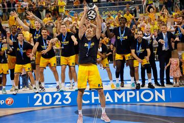 Triunfo, celebración y premio doble para el Gran Canaria. Campeón de la Eurocup y clasificación directa para la Euroliga la próxima temporada. En la imagen, Oliver Stevic levanta el trofeo.