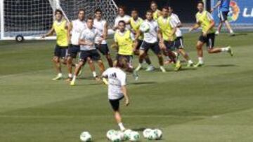 ESTRATEGIA. Modric centra ayer un bal&oacute;n durante el ensayo de jugadas a bal&oacute;n parado.