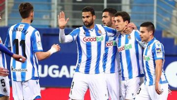 Willian José y Oyarzabal celebran un tanto de la Real.