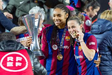 Salma Paralluelo e Irene Paredes con el trofeo de la Supercopa de España.