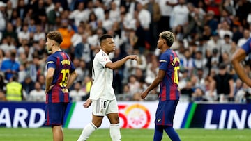 Mbappé celebra su tanto en el Clásico de Liga delante de Lamine.