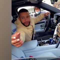 Atentos a la que le lía Memphis a un fan con su móvil