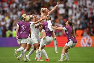 Las jugadoras inglesas celebran el 2-1 de Chloe Kelly a Alemania.