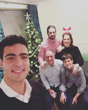 Tiene dos hermanos, Jon y Unai. En este selfie aparece junto a ellos y sus padres