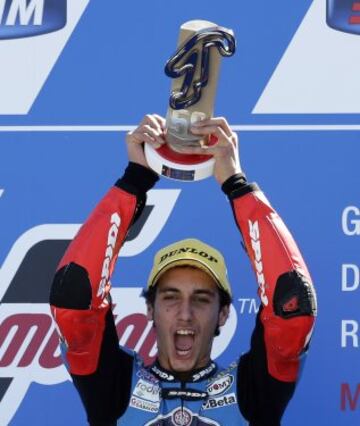 Alex Rins celebra su victoria en la carrera de Moto3 en el podio de Misano