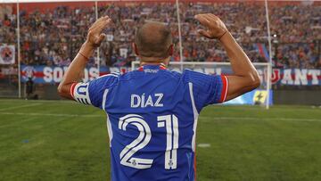 Así fue el emotivo reencuentro de Díaz con la hinchada de la U: ¡explotó el Santa Laura!