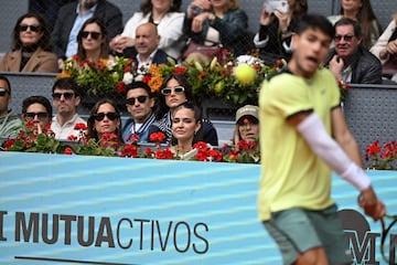 Pablo Castellano, María Pombo, Marc Márquez, su pareja, Gemma Pinto, y Laura Escanes durante el partido que los tenistas Andréi Rublevv y Carlos Alcaraz disputaron en el Mutua Madrid Open.