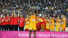 LA MEJOR. Sancho Lyttle levanta el trofeo que la acredita como MVP del Eurobasket de Francia. La p&iacute;vot tambi&eacute;n ha sido la m&aacute;s destacada de las selecciones espa&ntilde;olas.