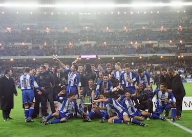 6 de marzo de 2002. Estadio Santiago Bernabéu. El Real Madrid cumple 100 años y juega la final de Copa en su estadio ante el Depor. La fiesta estaba preparada en la casa blanca, sin embargo, el equipo gallego protagonizó uno de los momentos más recordados en el fútbol español. La victoria deportivista pasó a la historia como el 'Centenariazo'. Los goles de Sergio y Diego Tristán amargaron la final a los blancos que recortaron distancias con un insuficiente gol de Raúl. La imagen de Fran levantando la Copa en el palco del Bernabéu todavía se mantiene en la retina del deportivismo. 
