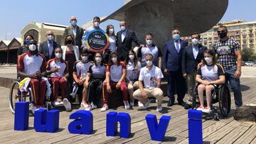 Los deportistas paralímpicos posan con las nuevas equipaciones.