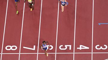 US' athlete Melissa Jefferson-Wooden (bottom C) crosses the finish line to win in the women's 200m final during the World Athletics Championships in Tokyo on September 19, 2025. (Photo by Antonin THUILLIER / AFP)