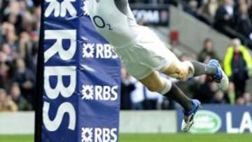 <b>POLÉMICOS ENSAYOS. </b>Ashton celebra sus ensayos con controvertidos piscinazos en la zona de marca, algo que ha levantado polémica y que no gusta a su seleccionador.