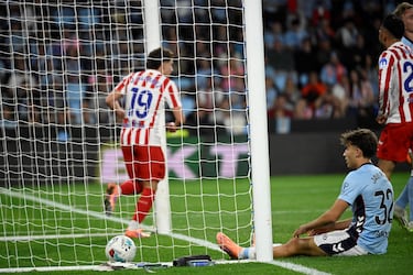 Pase de Griezmann en profundidad para Barrios. Este ganó la espalda a la defensa, se planta en el área entrando en diagonal e intentó regalar el gol a Julián pero Starfelt, que llegaba pasado, se tira con todo hacia atrás y termina mandando el balón a su portería. ¡Golpea primero el Atleti!