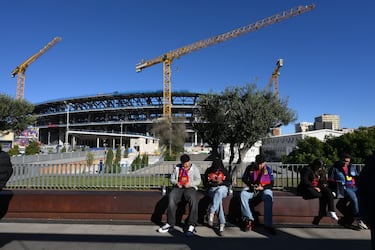 Aunque el objetivo inicial era finalizar las obras completamente para septiembre de 2026, las últimas previsiones apuntan a que el estadio, con su aforo final completo y la cubierta instalada, no estará totalmente terminado hasta finales de 2027.