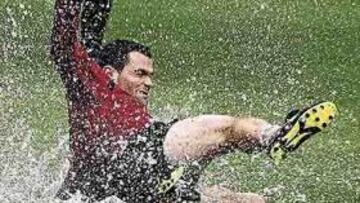 <b>JUEGOS SOBRE EL AGUA PARA DESPEDIR EL ENTRENAMIENTO</b>. La primera plantilla rojiblanca apenas estuvo media hora sobre el castigado césped de Lezama, que acumulaba agua por todas las esquinas. Al final de la sesión, Pablo Orbaiz jugueteó como un niño sobre el agua. Se tiró con fuerza y resbaló varios metros en aquaplanning ante las risas de sus compañeros. Hay buen ambiente en el grupo y se nota.