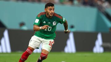 Alexis Vega conduce el balón durante el partido entre México y Polonia.